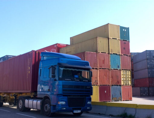 Classificação fiscal, container de carga em porto com caminhão