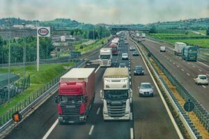 ICMS-ST Simples Nacional, rodovia com caminhões