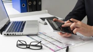 ICMS-ST Simples Nacional, contador realizando cálculo e conferindo os resultados