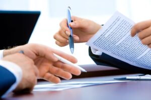 ICMS-ST Simples Nacional, contador e cliente avaliando documento