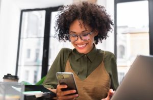 mulher consultando o seu MEI pelo celular