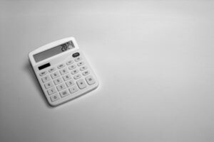 Simples Nacional 2024, calculadora indicando o ano de 2024 em visor