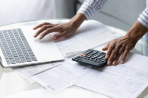 Empreendedor avaliando histórico de NFS-e MEI emitidas