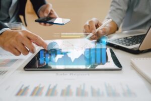 Contador auxiliando empreendedor na gestão contábil e fiscal de NFS-e MEI