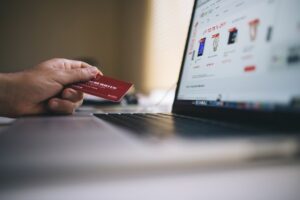 Difal, Simples Nacional, pessoa realizando compra via internet