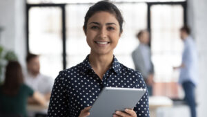 Empresária sorridente com o auxlio da é-Simples para o Anexo I do Simples Nacional
