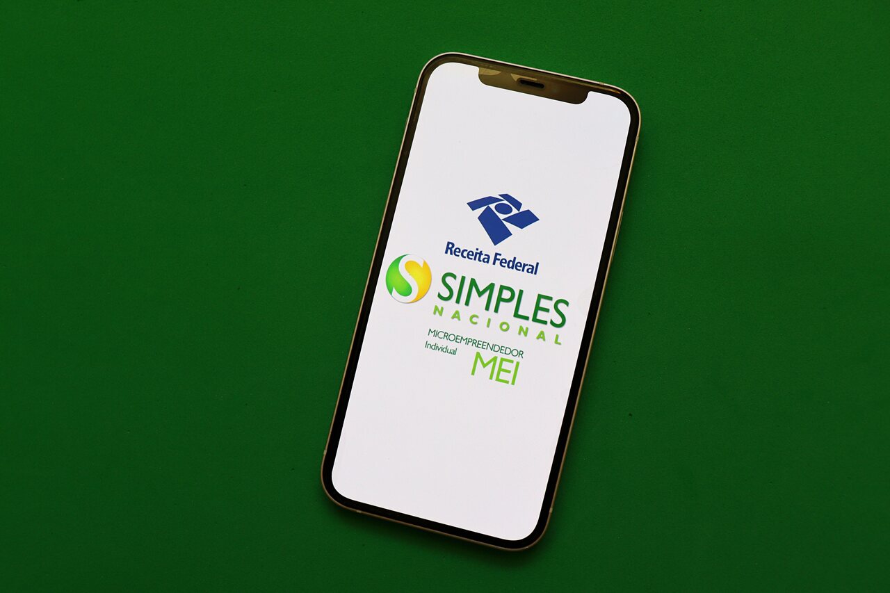 Como emitir nota fiscal simples nacional no celular com aplicativo da Receita Federal exibindo Simples Nacional MEI.