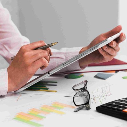 Profissional analisando relat&oacute;rios financeiros em tablet na contabilidade digital.