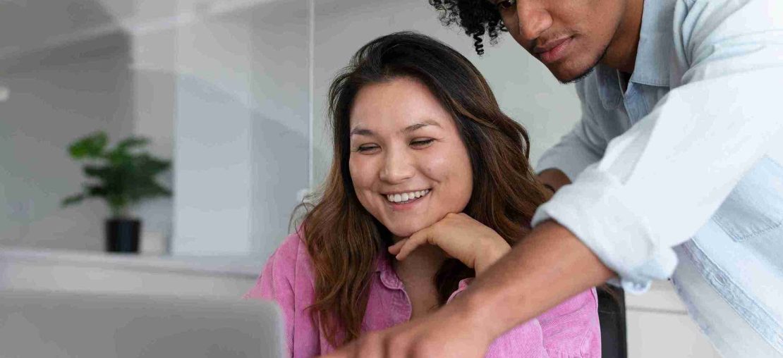 Relat&oacute;rio de auditoria sendo analisado por equipe em notebook, revis&atilde;o de dados financeiros e verifica&ccedil;&atilde;o de conformidade empresarial.