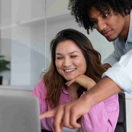 Relat&oacute;rio de auditoria sendo analisado por equipe em notebook, revis&atilde;o de dados financeiros e verifica&ccedil;&atilde;o de conformidade empresarial.