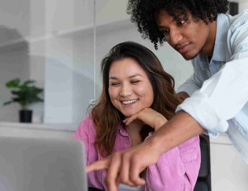 Relatório de auditoria sendo analisado por equipe em notebook, revisão de dados financeiros e verificação de conformidade empresarial.