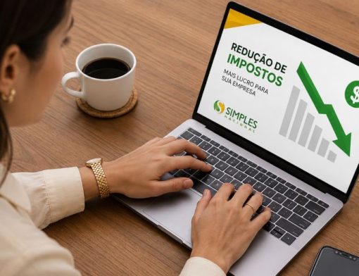 Mulher analisando redução de impostos no notebook, com tela sobre como pagar menos imposto no Simples Nacional.