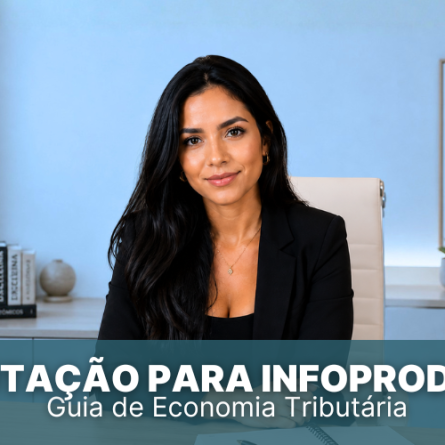mulher de cabelos escuros sorri, vestindo camisa escura, sentada em um escrit&oacute;rio moderno com ilumina&ccedil;&atilde;o suave. Na parte inferior da imagem aparece a frase &ldquo;Tributa&ccedil;&atilde;o para infoprodutor".